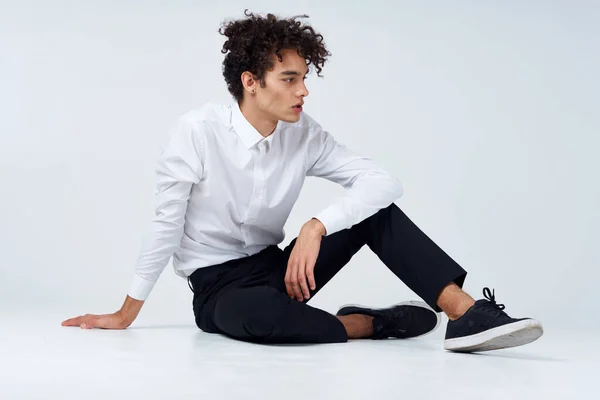 Έφηβος με αθλητικά παπούτσια, μαύρο παντελόνι και λευκό πουκάμισο σε φωτεινό δωμάτιο σε πλήρη ανάπτυξη — Φωτογραφία Αρχείου