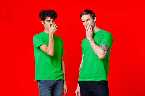 Due amici coprono la loro mano affrontare emozioni dispiacere sfondo rosso — Foto Stock