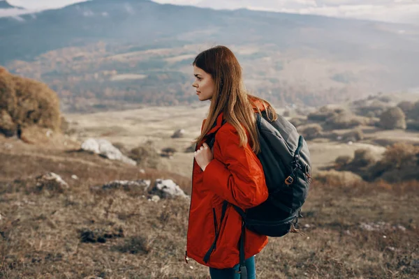 옷을 입고 산 속을 여행하는 여자 신선 한 공기 모델 — 스톡 사진