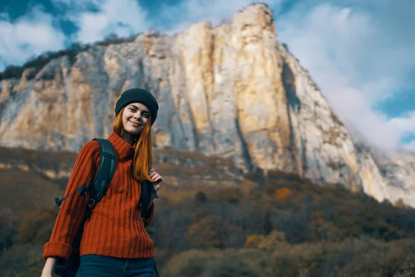 Жінка рюкзак на природі гори пейзаж у відпустці подорожі — стокове фото