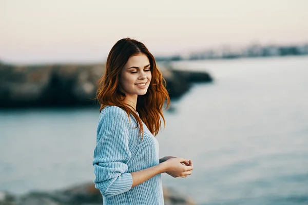 Bella donna dai capelli rossi aria fresca libertà stile di vita per il tempo libero — Foto Stock