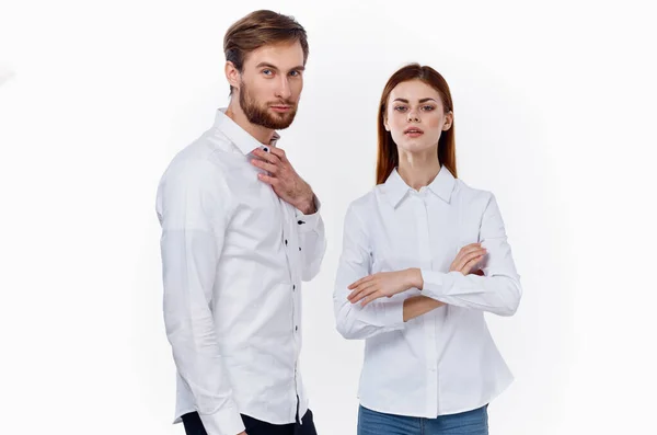Homens e mulheres na moda nas mesmas camisas em um fundo leve amigos de comunicação — Fotografia de Stock