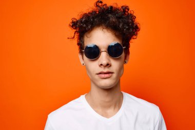 Yakacak odun saçlı yakışıklı adam. Güneş gözlükleri. Yakın çekim moda.