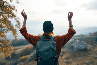 Neşeli kadın doğa yürüyüşçüsü özgürlük manzarası yaşam tarzı
