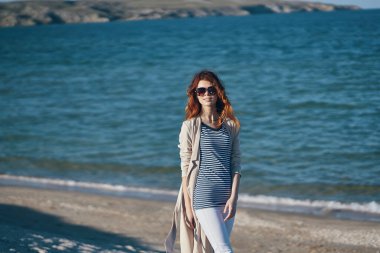 Mutlu ve gezgin yazın dağlarda deniz kenarında koşar.