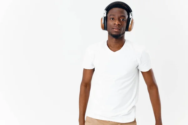 Afrikalı adam beyaz t-shirt stüdyosuyla modern tarz eğlence. — Stok fotoğraf