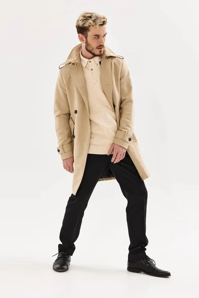 Mężczyzna z modną fryzurą w beżowym płaszczu nowoczesny styl — Zdjęcie stockowe