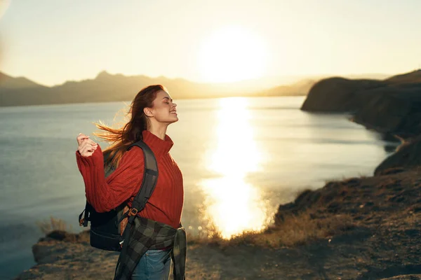 Donna allegra escursionista all'aperto montagne rocciose paesaggio sole vacanza — Foto Stock