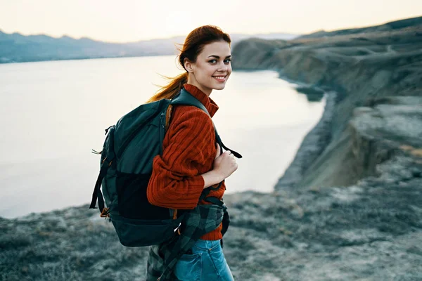 Turismo di viaggio donna all'aperto in montagna paesaggio tramonto mare — Foto Stock