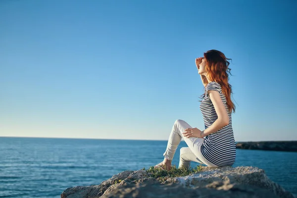 Woman on the beach in the mountains blue sea and clouds top view Copy Space — Stock Photo, Image