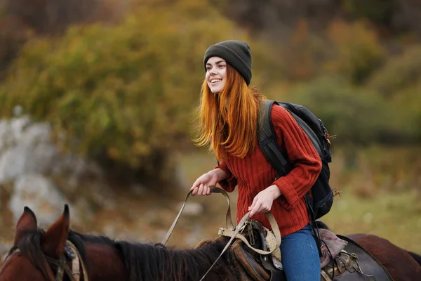 Cheerful woman hiker ride a horse fun travel mountains — Stock Photo, Image