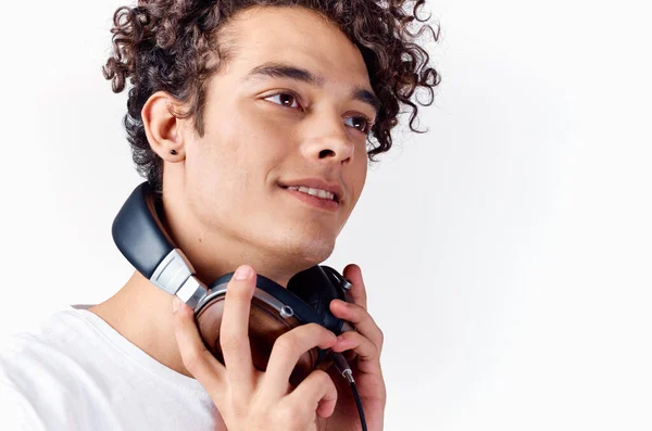 Fröhlicher Typ mit lockigem Haar Kopfhörer Technologie Musik Emotionen — Stockfoto