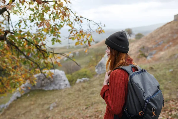 Vrouw wandelaar met rugzak in de bergen reizen herfst — Stockfoto