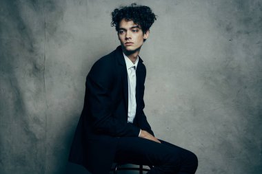 İş adamı kıvırcık saçlı moda özgüveni