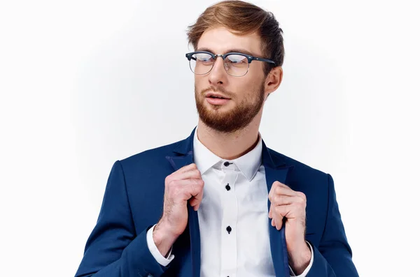 Geschäftsmann im weißen Hemd richtet seine Jacke und buschigen Bart Modell hellen Hintergrund — Stockfoto