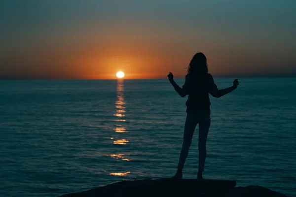 Θηλυκή σιλουέτα gesturing με τα χέρια ηλιοβασίλεμα θάλασσα μοντέλο — Φωτογραφία Αρχείου