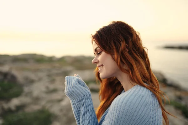 Donna allegra in un maglione blu all'aperto tramonto vacanza di viaggio — Foto Stock