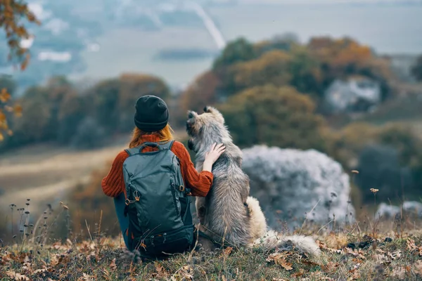 Mujer excursionista perro al aire libre en las montañas viaje vacaciones —  Fotos de Stock