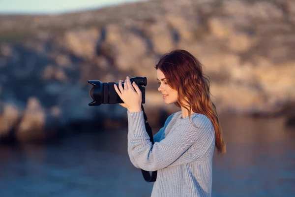 Woman photographer outdoors landscape travel vacation model — Stock Photo, Image