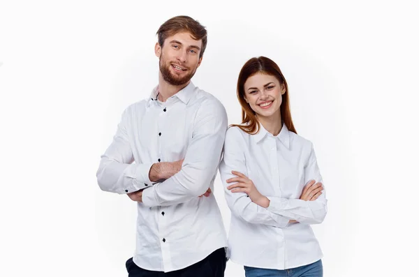 Uma mulher e um homem de camisas brancas estão ao lado um do outro com os braços cruzados no peito — Fotografia de Stock
