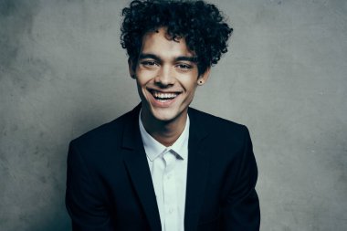 Takım elbiseli yakışıklı bir adam. Kendine güven stüdyosu.