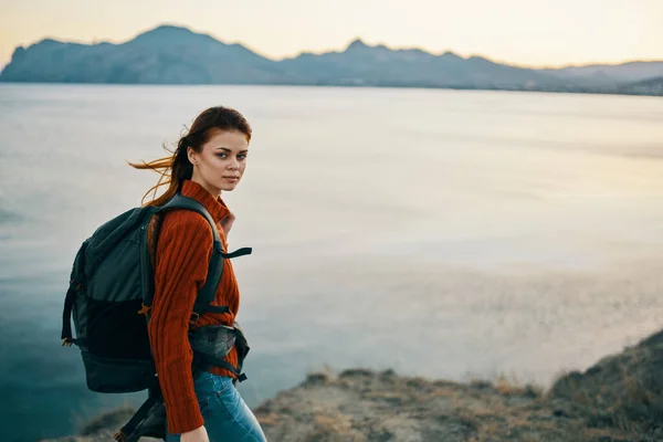 Bella donna che bloccano sulla schiena turismo montagne paesaggio tramonto modello — Foto Stock
