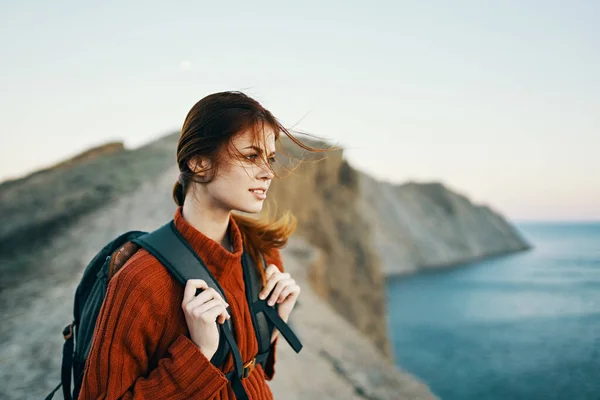 Natur Berge frische Luft und ein junger Reisender mit Rucksack und Pullover ruhen sich in der Nähe des Meeres aus — Stockfoto