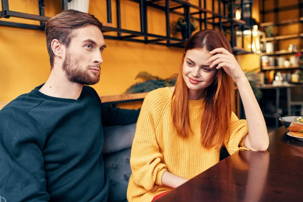 Amantes homem e mulher a uma mesa em um café comunicação amigos família — Fotografia de Stock