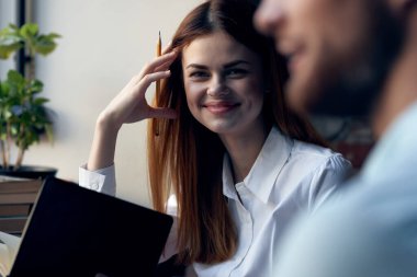 Erkek iş arkadaşının yanında bir kadın. İletişim eğlencesi.