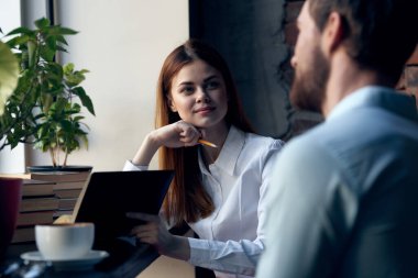 İş arkadaşları ofis iletişim teknolojisi profesyoneller yaşam tarzı
