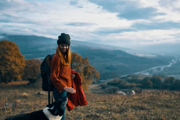Mujer alegre excursionista naturaleza montañas viajar al lado del perro libertad amistad —  Fotos de Stock