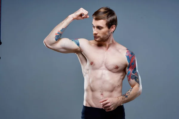 Atlético macho topless brazo músculos musculación culturistas aptitud — Foto de Stock