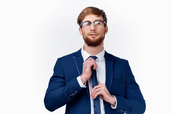 Hombre de negocios con camisa blanca endereza su chaqueta y barba espesa — Foto de Stock