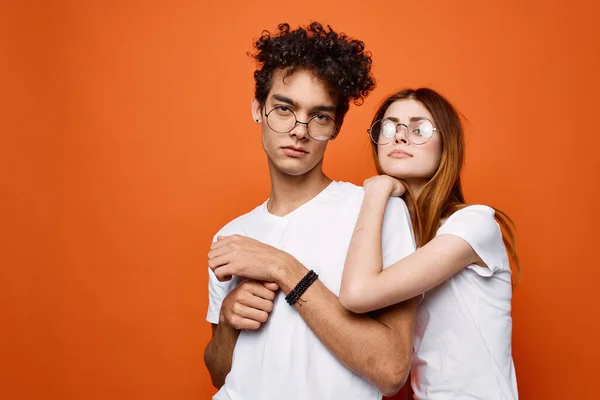 Giovane coppia in bianco t-shirt e occhiali divertimento comunicazione gioia — Foto Stock