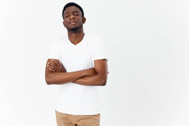 Çekici, Afrikalı görünümlü bir adam kollarını göğsünde kavuşturmuş ve gururlu bir model gibi görünüyor.