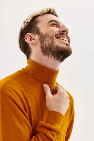 Uomo tenendo la mano sul suo viso emozioni studio di moda primo piano — Foto Stock