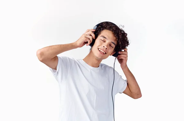 Drôle homme cheveux bouclés casque technologie de la musique — Photo