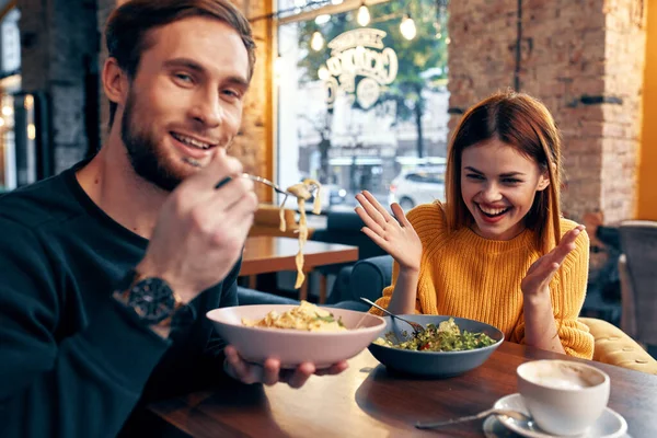 Homem alegre e mulher sentado em um café comunicando emoções — Fotografia de Stock