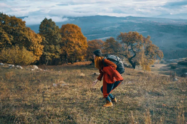 Mujer excursionista con mochila viajar otoño árboles montañas paisaje —  Fotos de Stock