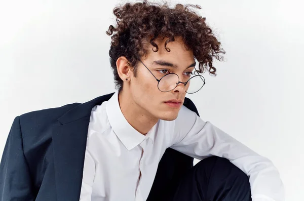 Close-up retrato de cara bonito com cabelo encaracolado usando óculos e em um terno clássico — Fotografia de Stock