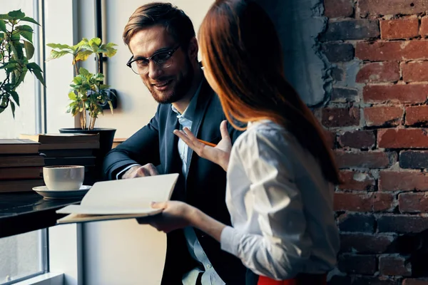 Colleghi di lavoro comunicazione finanziario stile di vita colazione finanza — Foto Stock