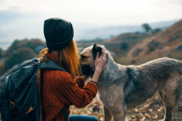 Vrouw naast een hond buiten vakantie vriendschap — Stockfoto