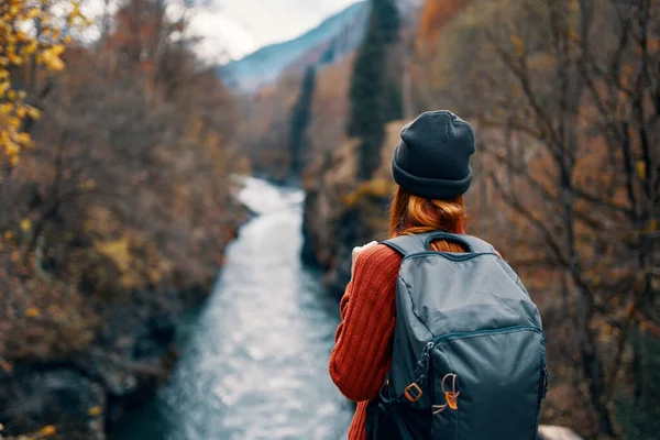 Mujer excursionista mochila río viaje a las montañas —  Fotos de Stock