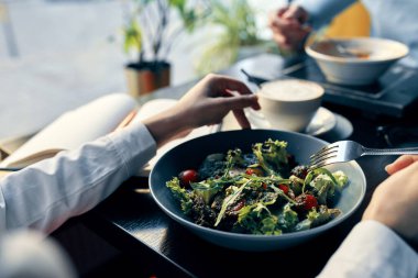Tabakta taze salata lezzetli yemek diyet çatalı elinde kadın eli kafe