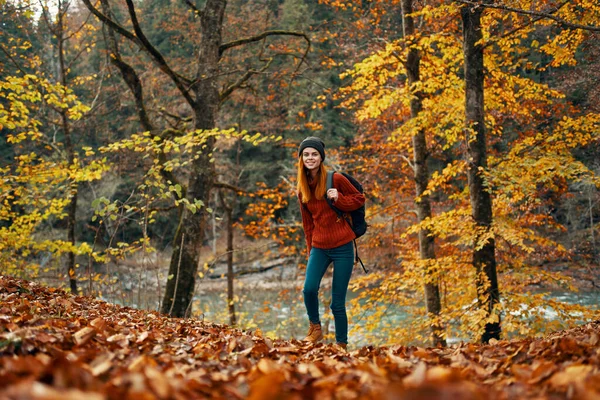 Frau reist im Herbst Wald in der Natur Landschaft gelbe Blätter auf Bäumen Tourismus Fluss See — Stockfoto