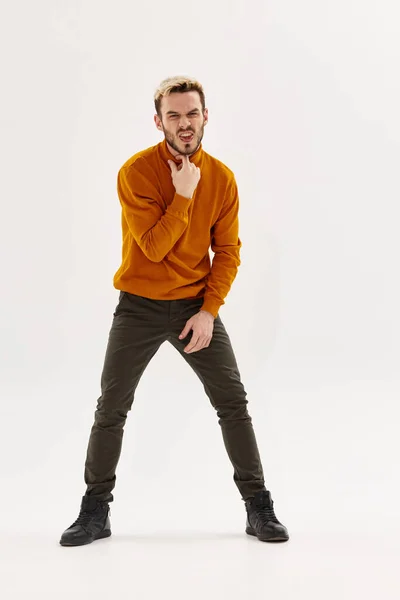 Мужская прическа свитер современный стиль позирует светлый фон — стоковое фото