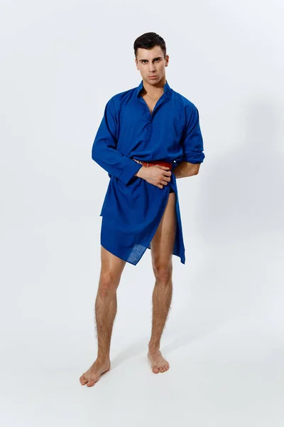 Portrait complet d'un homme gay dans une robe bleue avec une ceinture rouge — Photo