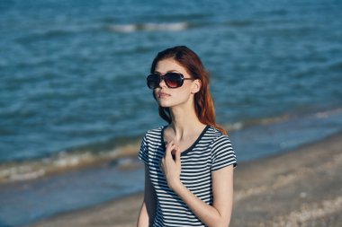 Gözlüklü kadın yaz tatili plaj manzarası