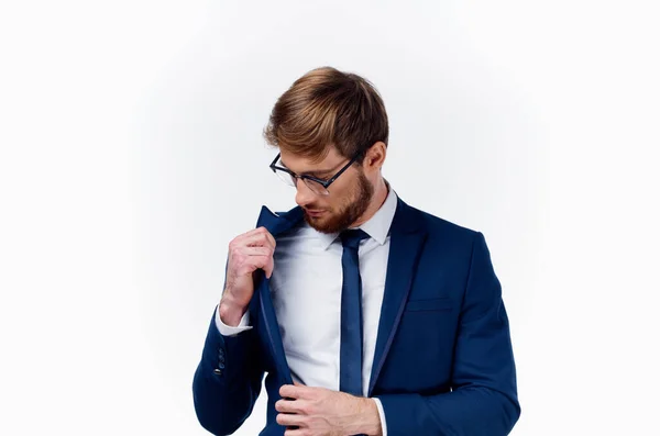 Homem de negócios endireita sua jaqueta e amarrar em torno de sua camisa pescoço óculos clássicos — Fotografia de Stock