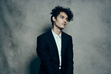 Kıvırcık saçlı komik adam moda özgüveni